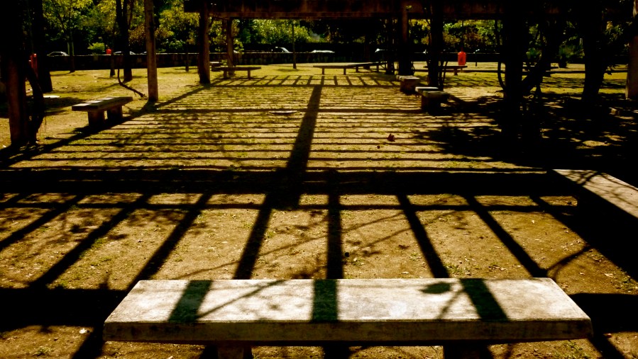 Banco na lagoa. Foto: rachel.schein (FLickr)