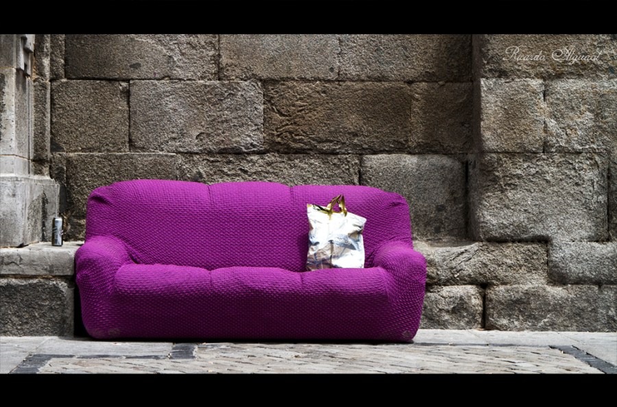 The purple couch. Foto: Ricardo Alguacil. Todos los derechos reservados.